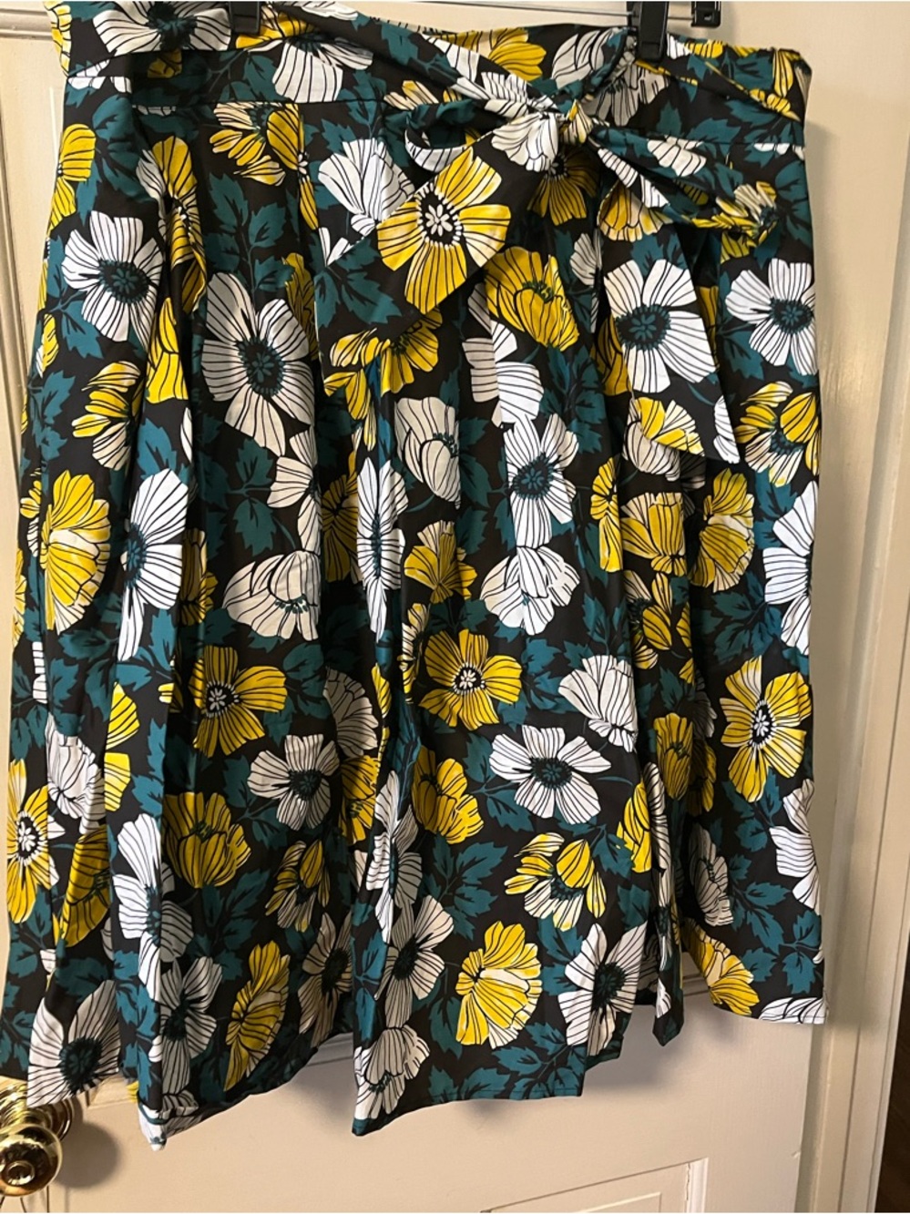 EUC Eloquii Black Floral Circle Skirt with Yellow & White Blooms, attached belt